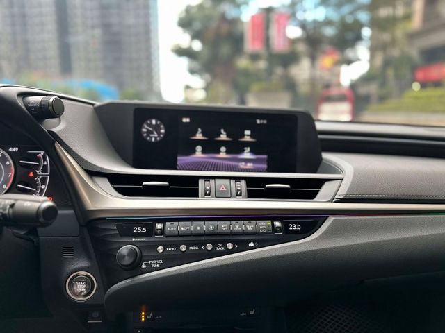 2020年 LEXUS ES200 2.0 豪華中大型房車 只跑 5.7萬公里，里程漂亮，原版件保證  第10張相片