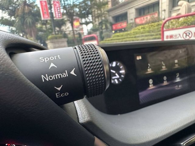 2020年 LEXUS ES200 2.0 豪華中大型房車 只跑 5.7萬公里，里程漂亮，原版件保證  第11張相片
