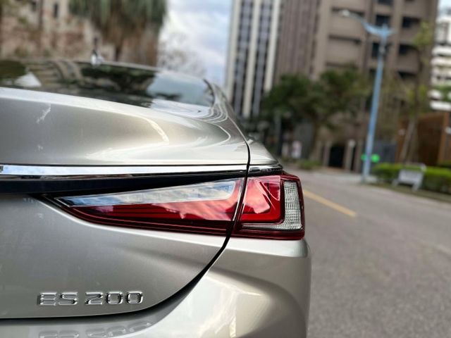 2020年 LEXUS ES200 2.0 豪華中大型房車 只跑 5.7萬公里，里程漂亮，原版件保證  第15張相片