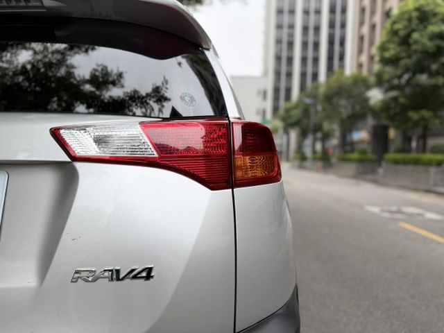 2015年TOYOTA 2.5 RAV4 僅跑11萬9/ 全原廠保養 / I-KEY / 電動椅  第12張相片