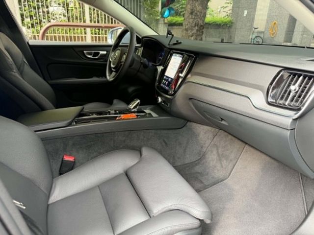 2023年VOLVO 2.0 V60 B3 PLUS 僅跑4.6萬公里 / 全原廠保養 / 原版件 / 跟車 /  第8張相片
