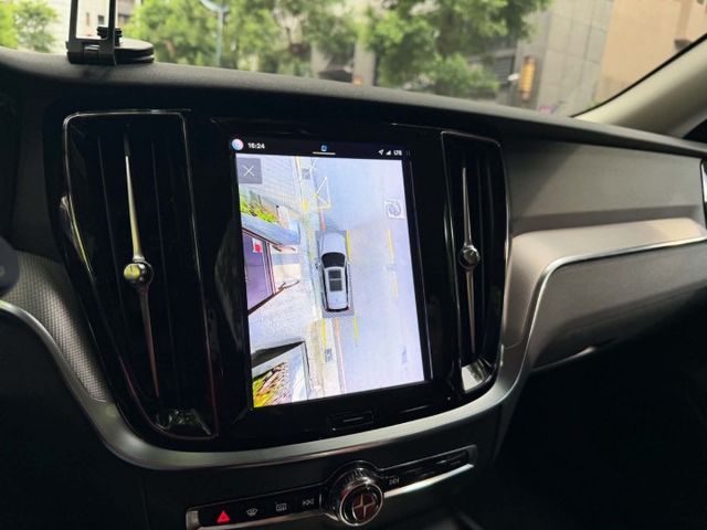 2023年VOLVO 2.0 V60 B3 PLUS 僅跑4.6萬公里 / 全原廠保養 / 原版件 / 跟車 /  第13張相片