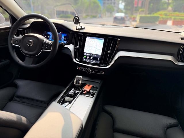 2023年VOLVO 2.0 V60 B3 PLUS 僅跑4.6萬公里 / 全原廠保養 / 原版件 / 跟車 /  第14張相片