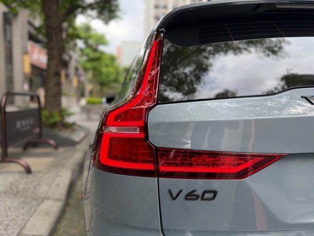 2023年VOLVO 2.0 V60 B3 PLUS 僅跑4.6萬公里 / 全原廠保養 / 原版件 / 跟車 /  第20張相片