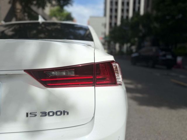 2013年LEXUS 2.5 IS300H F-SPORT 原版件 / 大電池已更換 / 座椅通風 / I-KEY  第14張相片