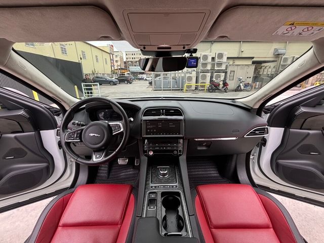 JAGUAR捷豹 F-PACE  第16張相片