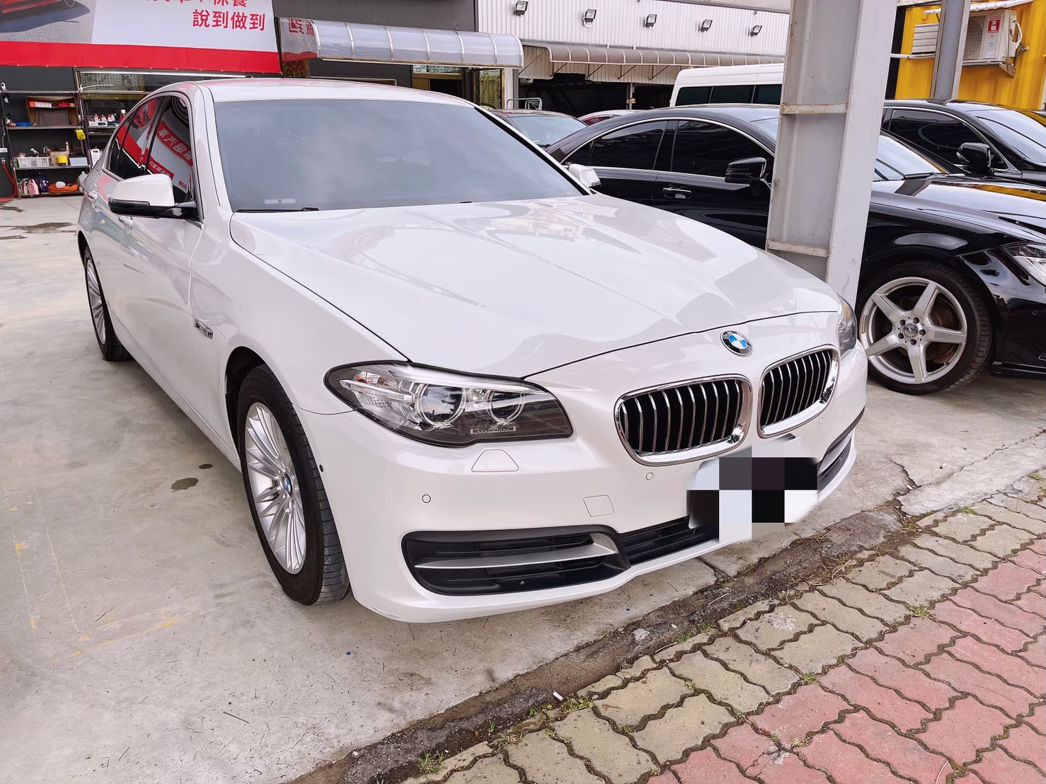 2015 BMW 5-Series Sedan 520i 白色美車  第3張相片