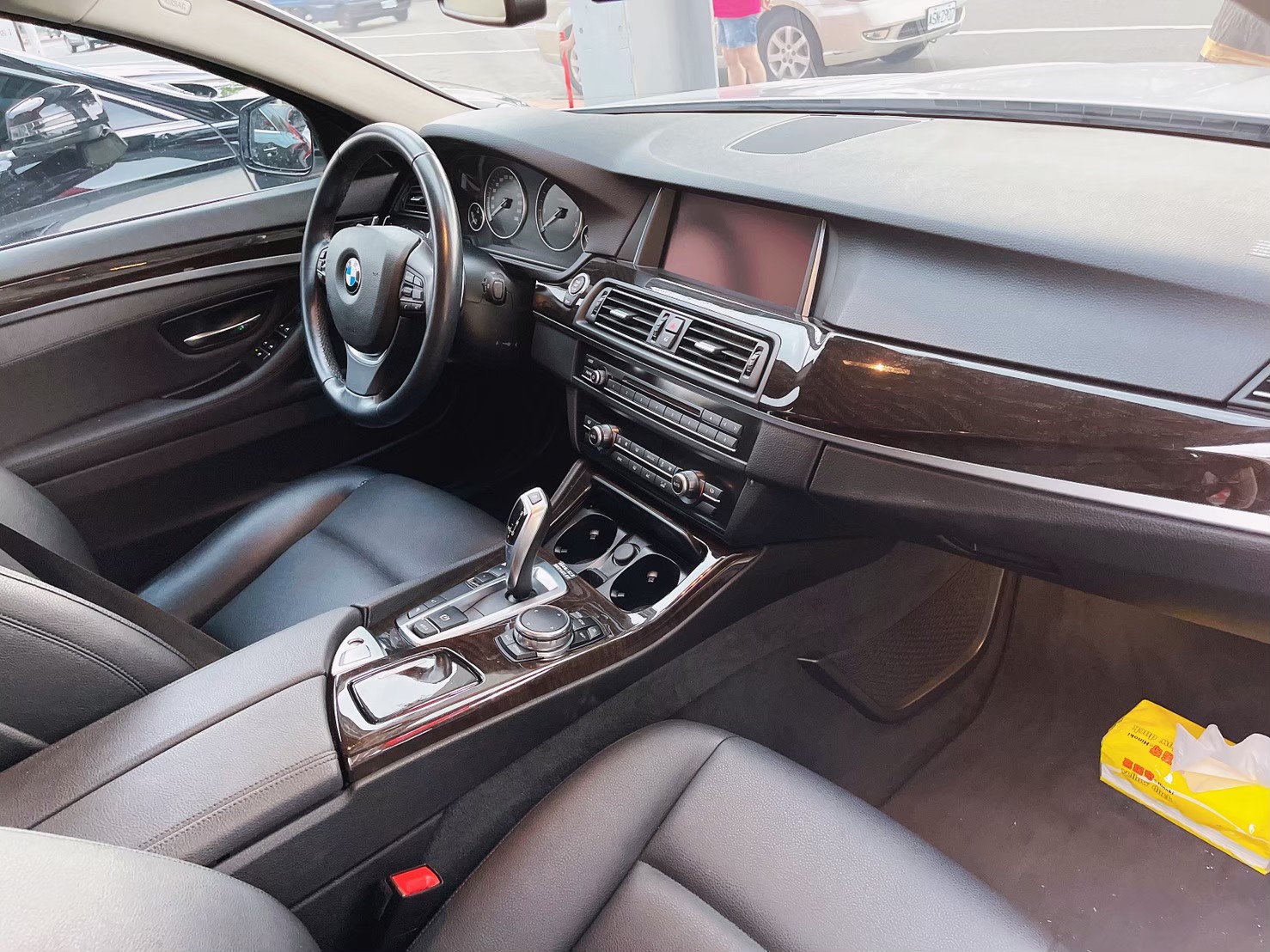 2015 BMW 5-Series Sedan 520i 白色美車  第5張相片