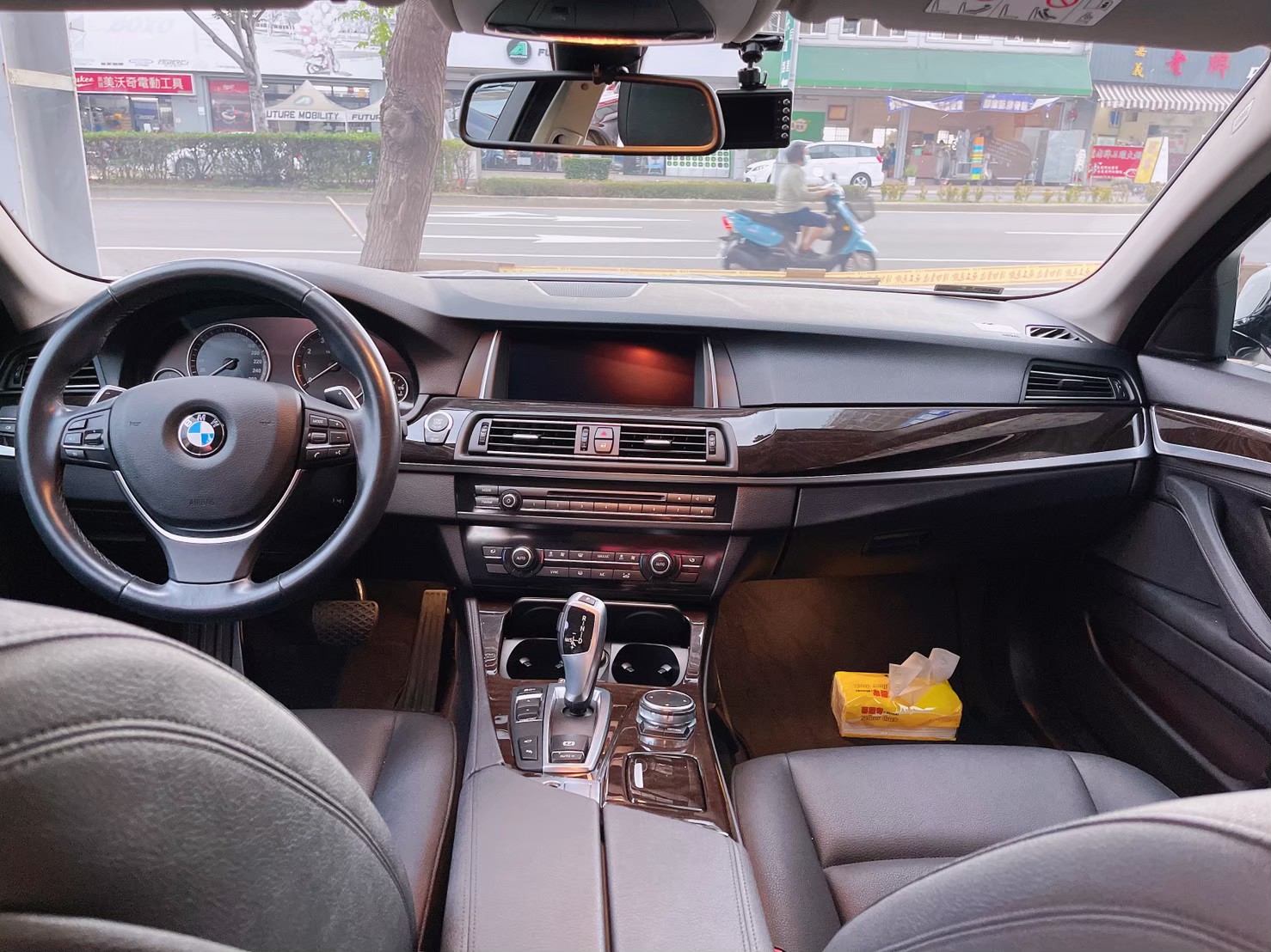 2015 BMW 5-Series Sedan 520i 白色美車  第6張相片