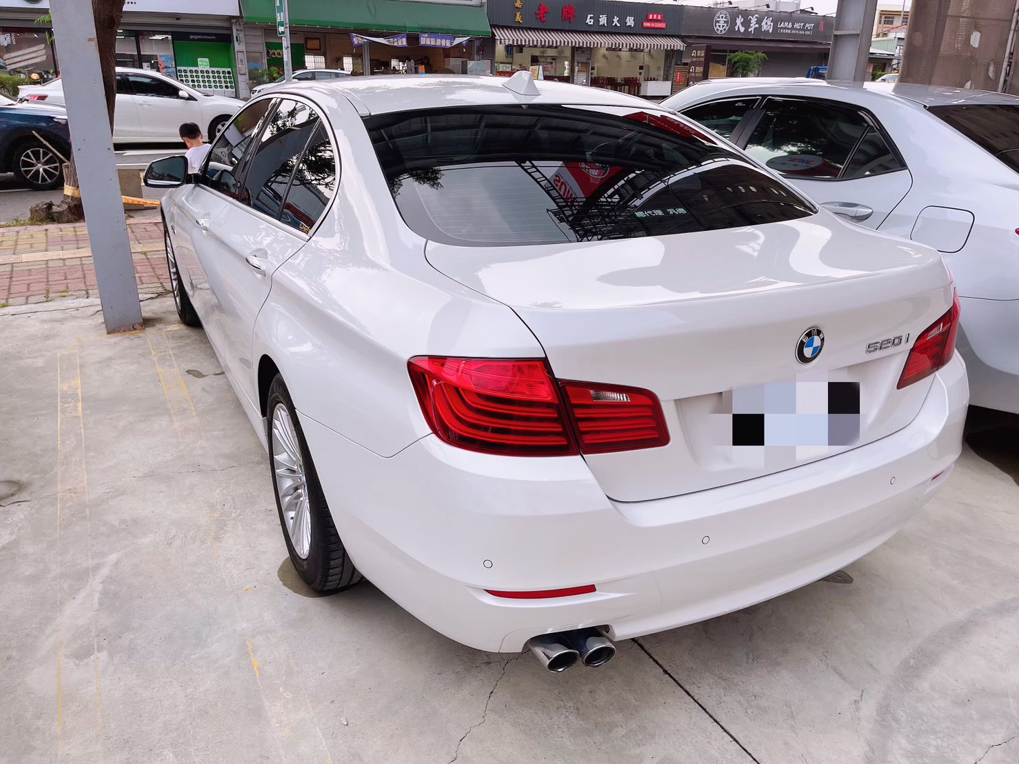 2015 BMW 5-Series Sedan 520i 白色美車  第8張相片