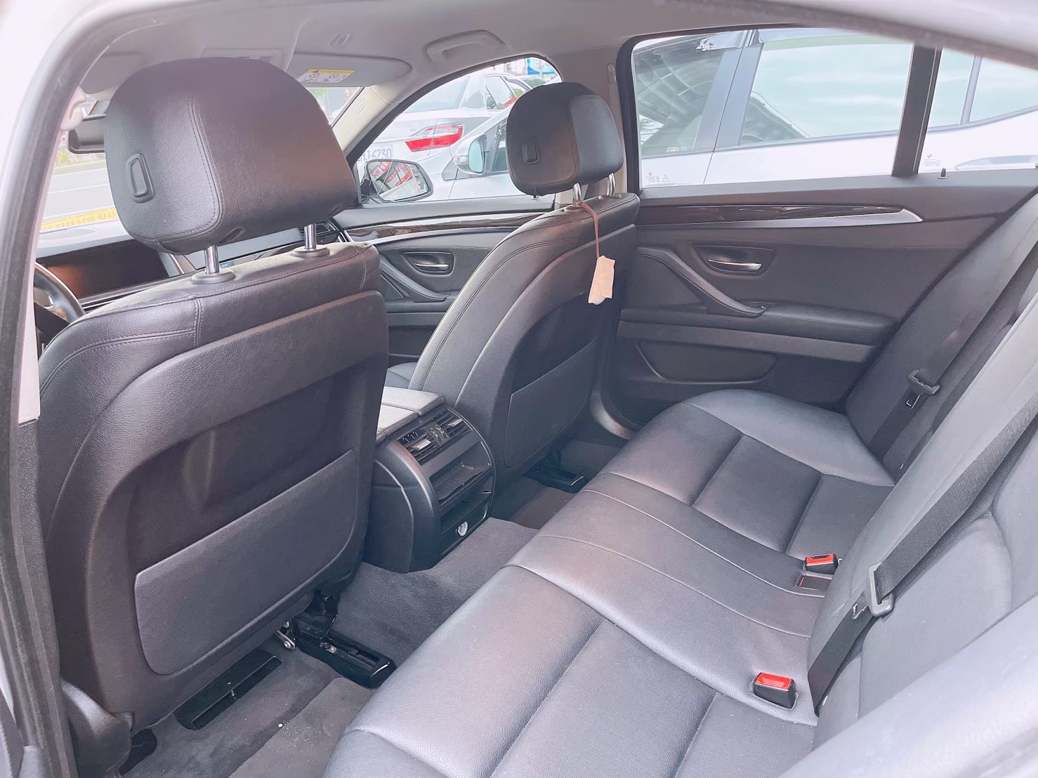 2015 BMW 5-Series Sedan 520i 白色美車  第9張相片