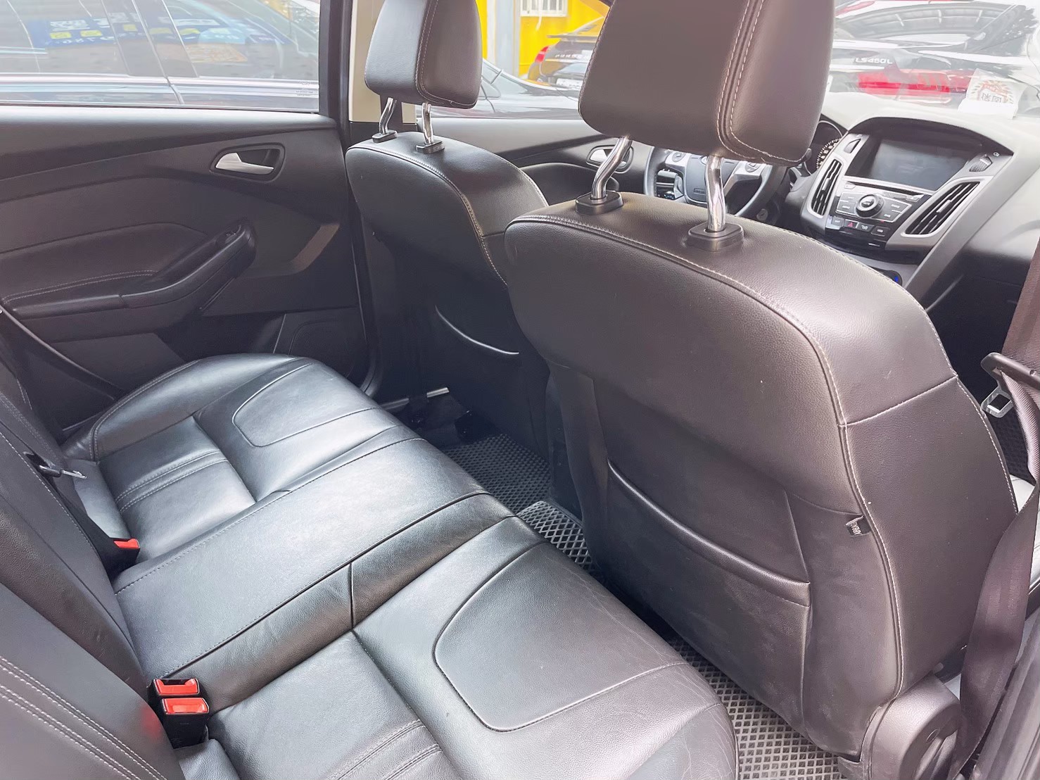 2015 福特 FORD FOCUS 銀  第6張相片