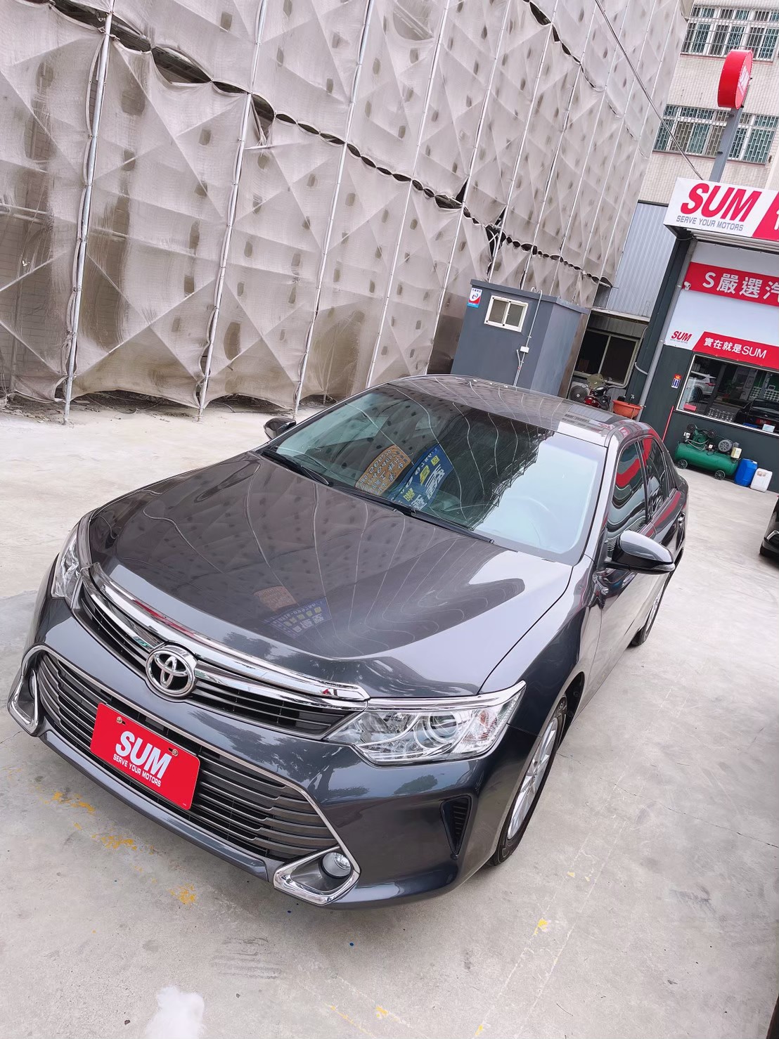 2016 Toyota 豐田 Camry 2.0 鐵灰   第3張相片
