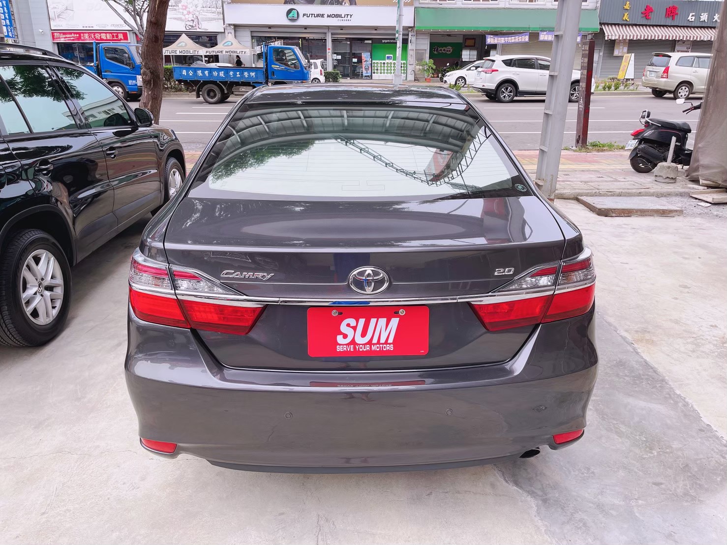 2016 Toyota 豐田 Camry 2.0 鐵灰   第11張相片