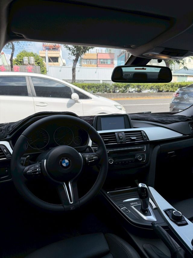 BMW寶馬 318D SEDAN  第5張相片