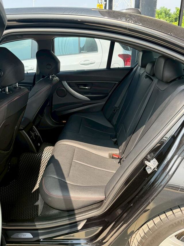 BMW寶馬 318D SEDAN  第7張相片