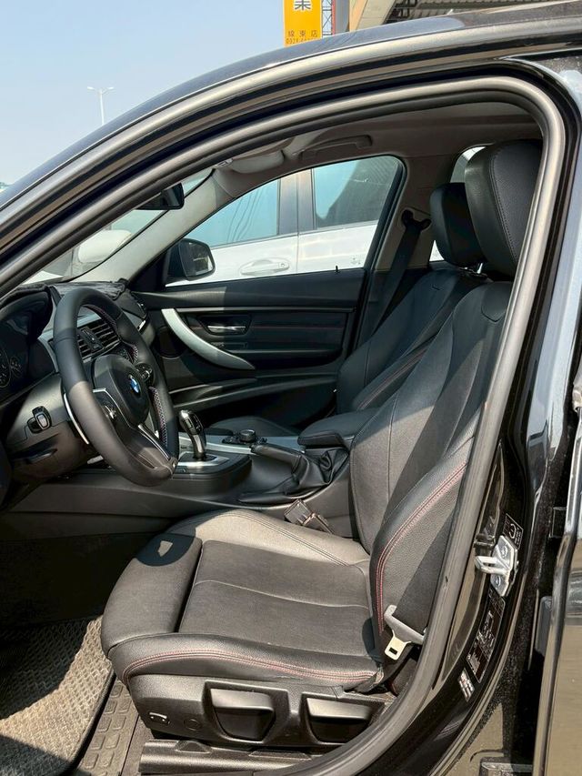BMW寶馬 318D SEDAN  第8張相片