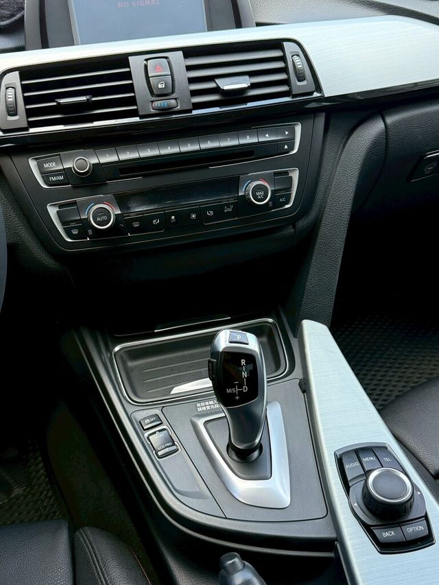 BMW寶馬 318D SEDAN  第9張相片