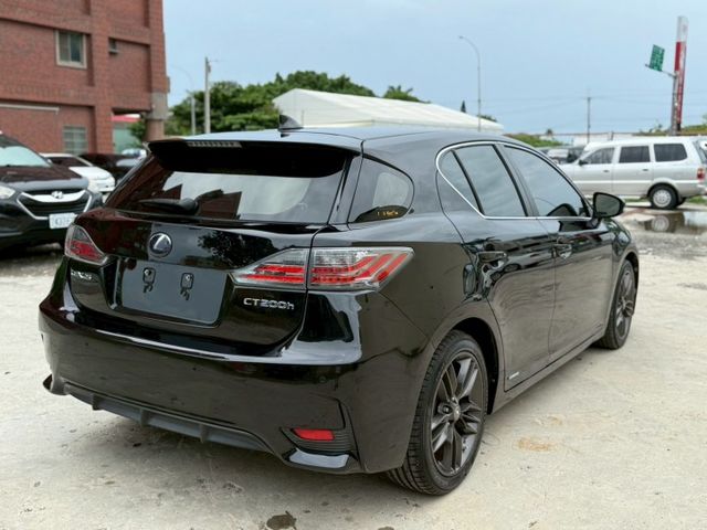 Lexus CT200H 油電混合 適合小資族或是女性喜歡小車最佳首選！  第6張相片