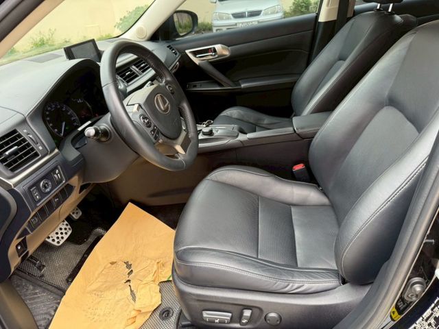 Lexus CT200H 油電混合 適合小資族或是女性喜歡小車最佳首選！  第8張相片