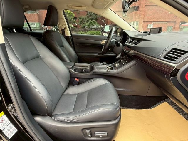 Lexus CT200H 油電混合 適合小資族或是女性喜歡小車最佳首選！  第9張相片