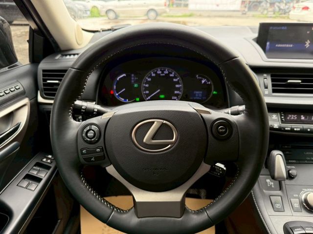 Lexus CT200H 油電混合 適合小資族或是女性喜歡小車最佳首選！  第12張相片