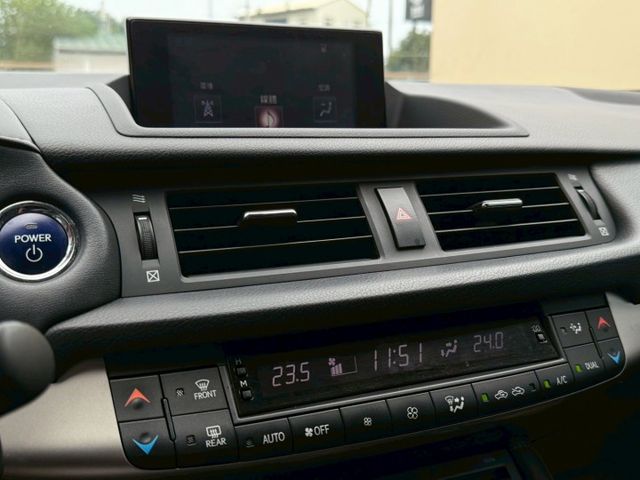 Lexus CT200H 油電混合 適合小資族或是女性喜歡小車最佳首選！  第14張相片