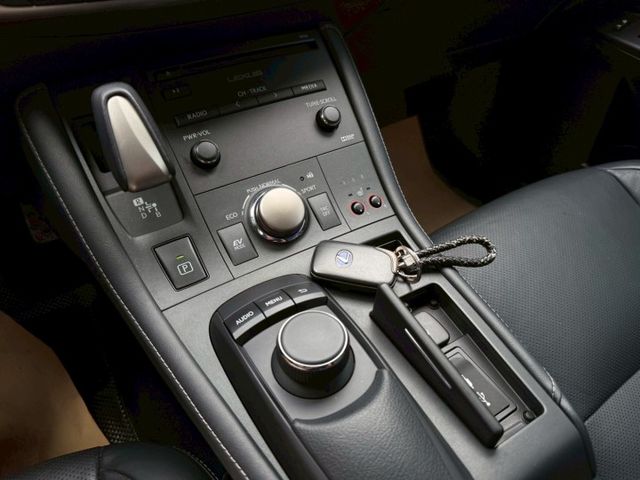 Lexus CT200H 油電混合 適合小資族或是女性喜歡小車最佳首選！  第15張相片