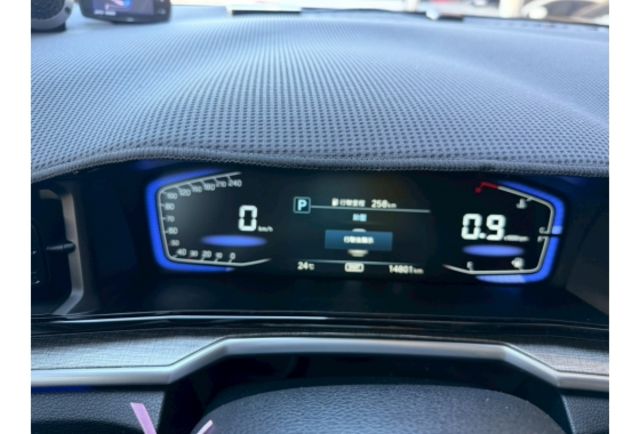 2023年 CUSTIN 一手車 實跑1萬4 改裝幾十萬 大理石迎賓地板 閥門  第8張相片