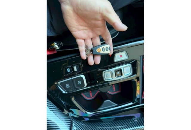 2023年 CUSTIN 一手車 實跑1萬4 改裝幾十萬 大理石迎賓地板 閥門  第10張相片