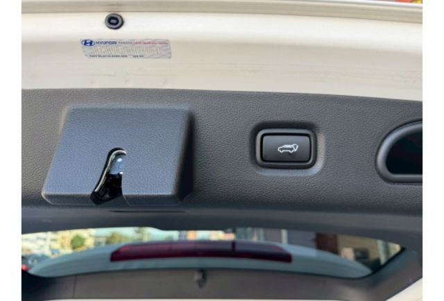 2023年 CUSTIN 一手車 實跑1萬4 改裝幾十萬 大理石迎賓地板 閥門  第15張相片