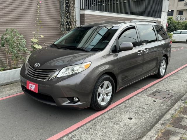 八人座大MPV➤超大空間載客方便-四輪新胎-出遊首選 雙電動門-定速-安卓系統-原裝進口安全性高-可全額貸款  第2張相片