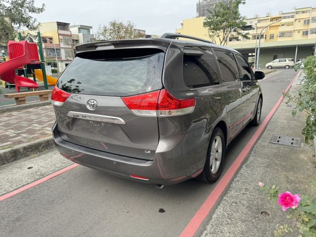 八人座大MPV➤超大空間載客方便-四輪新胎-出遊首選 雙電動門-定速-安卓系統-原裝進口安全性高-可全額貸款  第7張相片