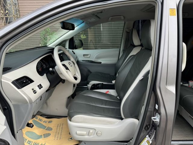 八人座大MPV➤超大空間載客方便-四輪新胎-出遊首選 雙電動門-定速-安卓系統-原裝進口安全性高-可全額貸款  第9張相片