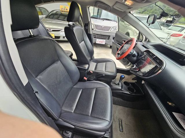TOYOTA豐田 PRIUS C  第9張相片