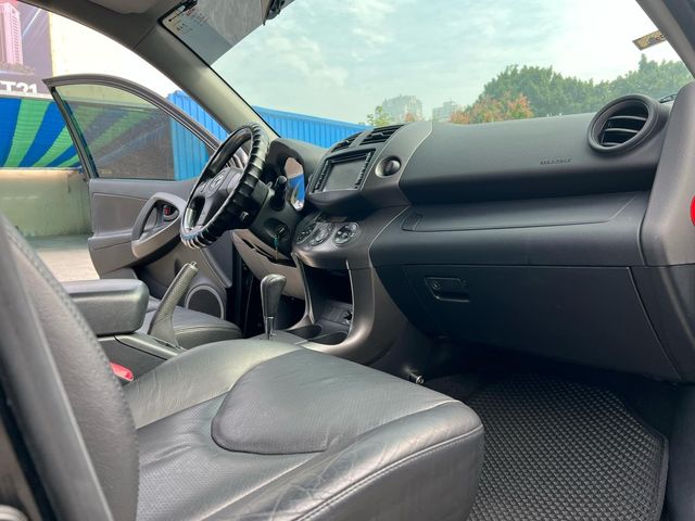 TOYOTA豐田 RAV4  第17張相片
