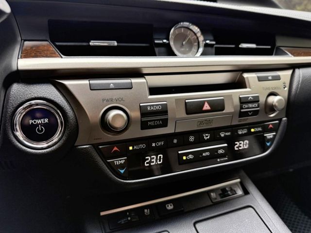 Lexus ES  第9張相片