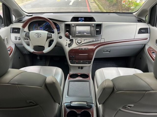 TOYOTA豐田 SIENNA  第9張相片