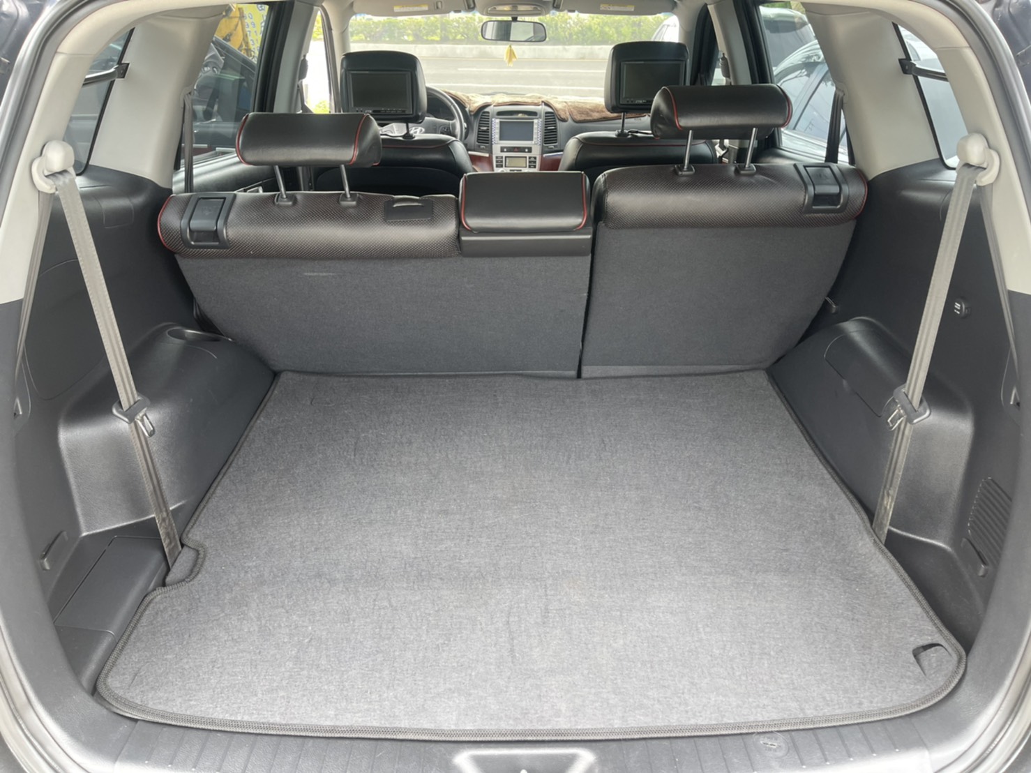 2010年Hyundai 山屠匪Santa FE 2.2 DSL 旗艦 七人座，最便宜、省油、省稅又有力的休旅車，只要20多萬，銀行可貸30多萬，可找10萬紓困金  第8張相片