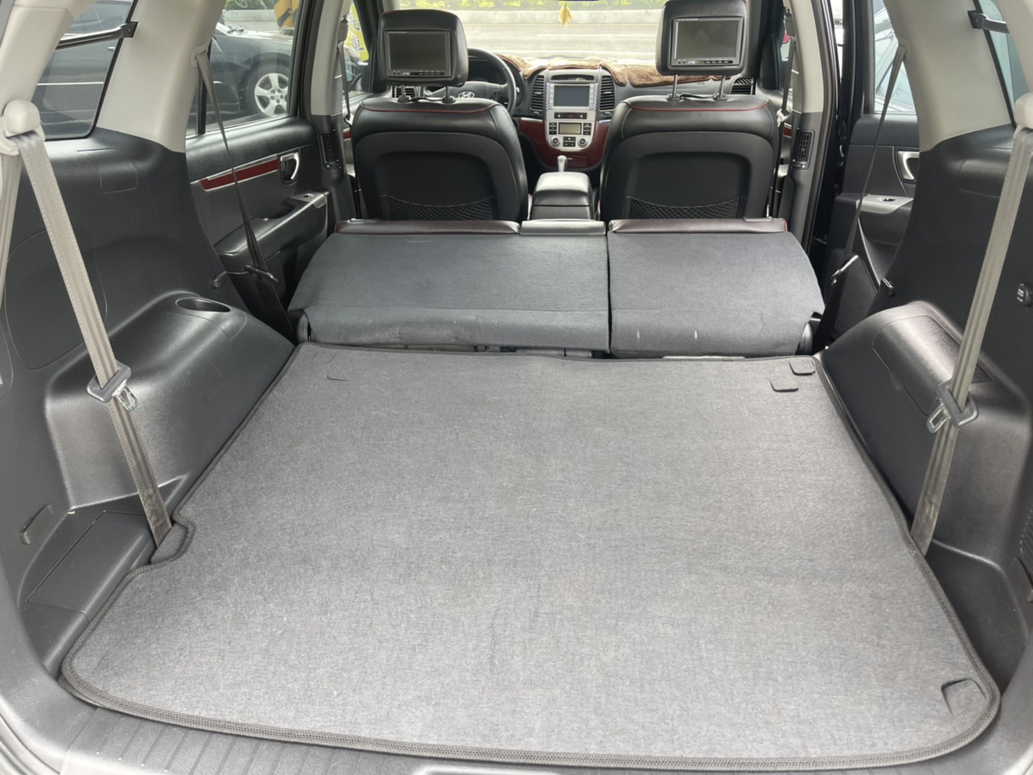 2010年Hyundai 山屠匪Santa FE 2.2 DSL 旗艦 七人座，最便宜、省油、省稅又有力的休旅車，只要20多萬，銀行可貸30多萬，可找10萬紓困金  第10張相片