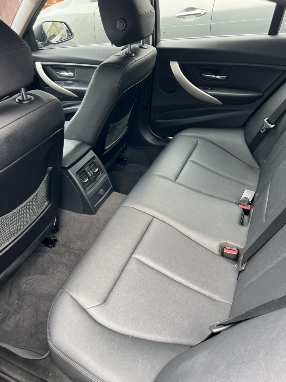 2014 寶馬 BMW 316I  外觀內裝都漂亮 僅跑13萬多 配備好滿  第4張相片