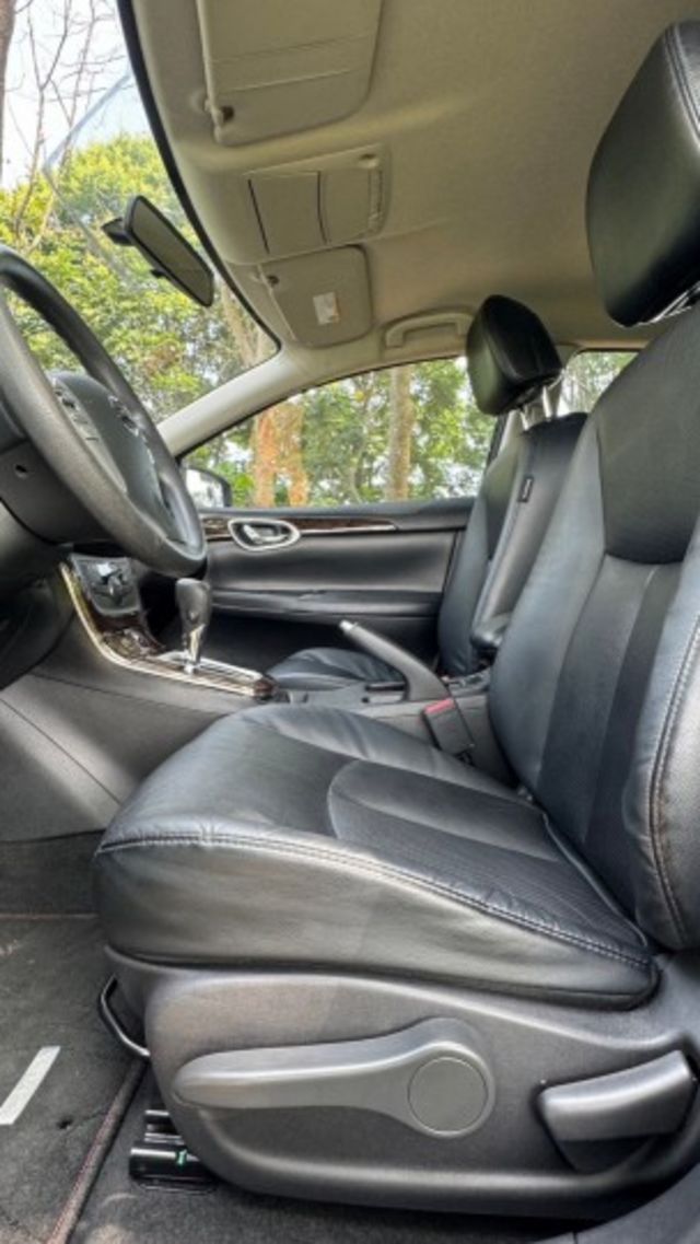 NISSAN SENTRA/I-KEY/摸門/倒車顯影/定速/電動後視鏡/後座出風口  第13張相片