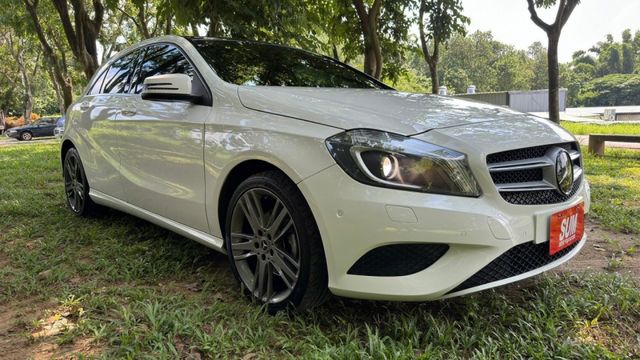 BENZ A200/倒車顯影/雙前電動座椅/定速/全景天窗/恆溫空調/駕駛模式/換檔撥片  第4張相片