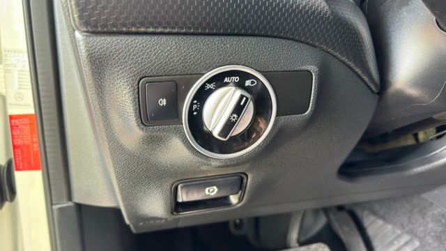 BENZ A200/倒車顯影/雙前電動座椅/定速/全景天窗/恆溫空調/駕駛模式/換檔撥片  第12張相片