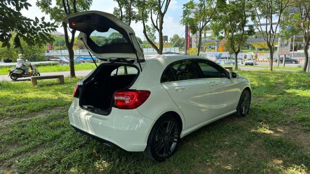 BENZ A200/倒車顯影/雙前電動座椅/定速/全景天窗/恆溫空調/駕駛模式/換檔撥片  第18張相片