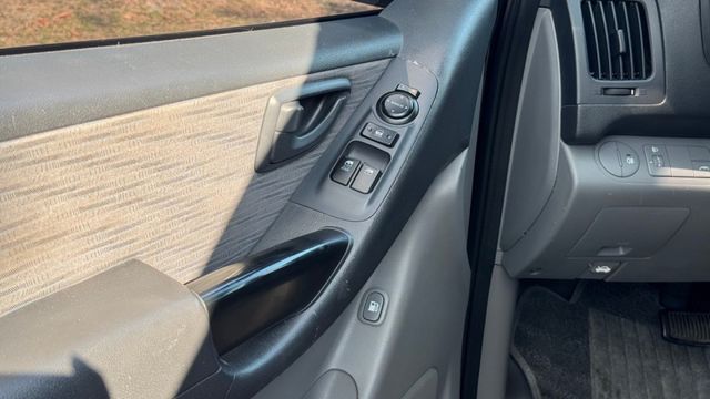 現代 史塔瑞獅/9人座/倒車顯影/後視鏡電動調整/後座出風口  第13張相片