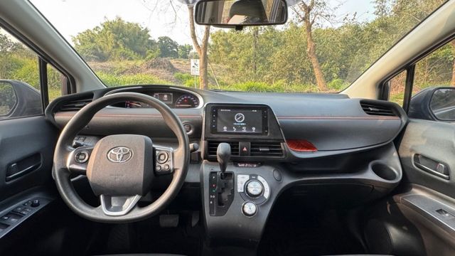 TOYOTA SIENTA/I-KEY/循跡防滑/車道偏移警示系統/自動緊急煞車系統  第10張相片