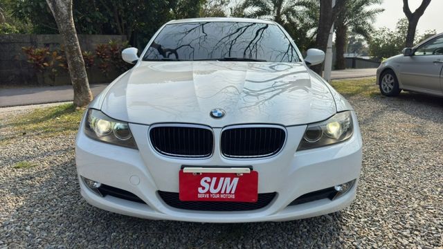 BMW 320i/一鍵啟動/倒車顯影/雙前電動座椅/雙區恆溫空調/後座出風口  第3張相片