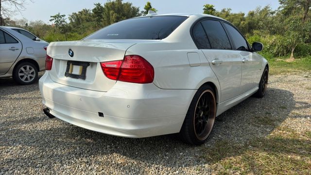 BMW 320i/一鍵啟動/倒車顯影/雙前電動座椅/雙區恆溫空調/後座出風口  第5張相片