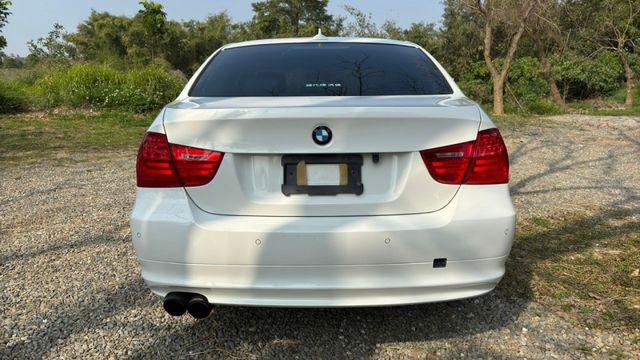 BMW 320i/一鍵啟動/倒車顯影/雙前電動座椅/雙區恆溫空調/後座出風口  第6張相片